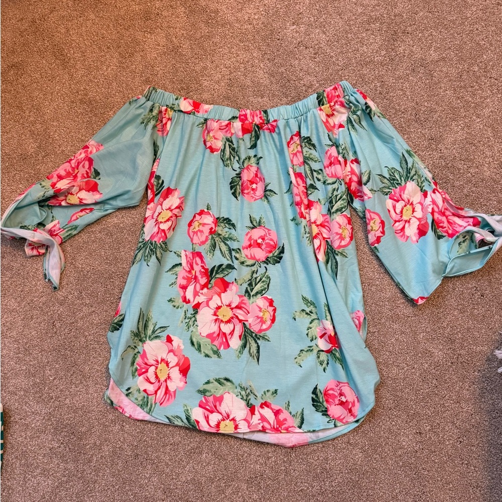 Cute off the shoulder top! New without tags. Excellent condition!